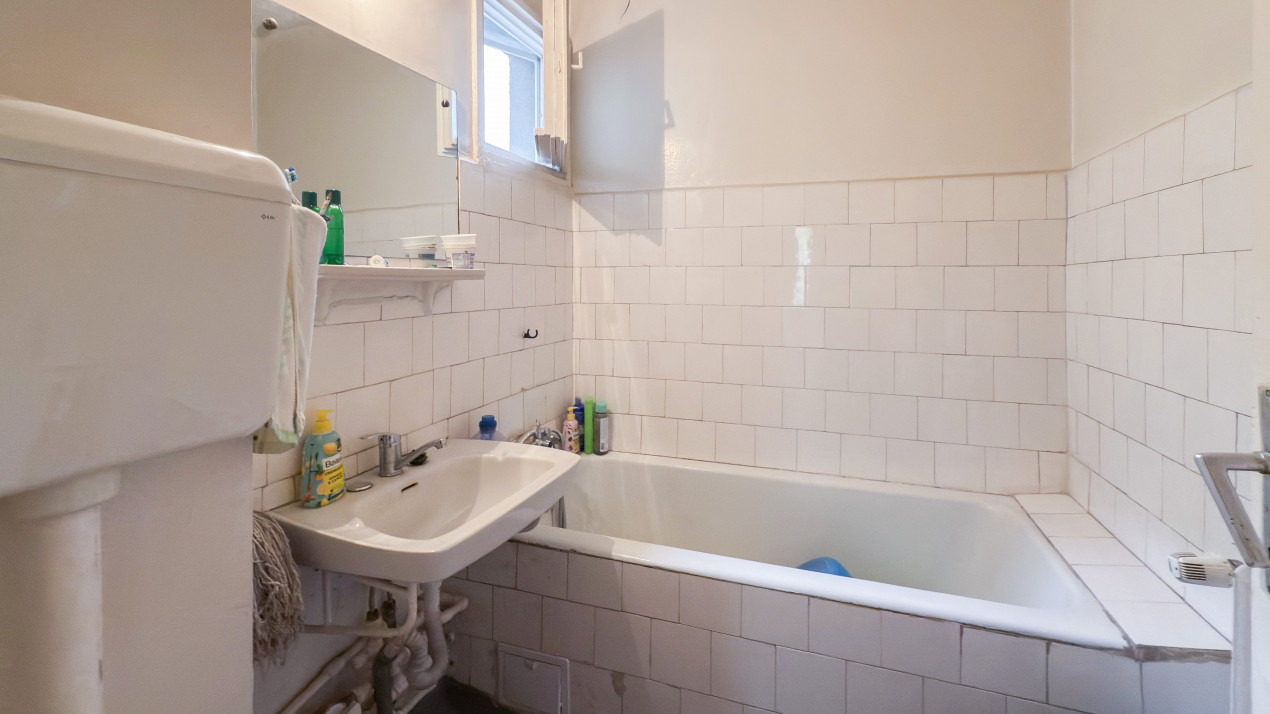 Apartament 2 camere, decomandat, etaj 3/4,- poziție deosebită 