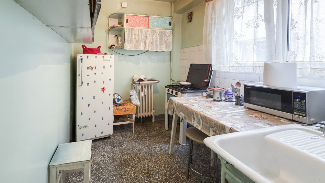 Apartament 2 camere, decomandat, etaj 3/4,- poziție deosebită 
