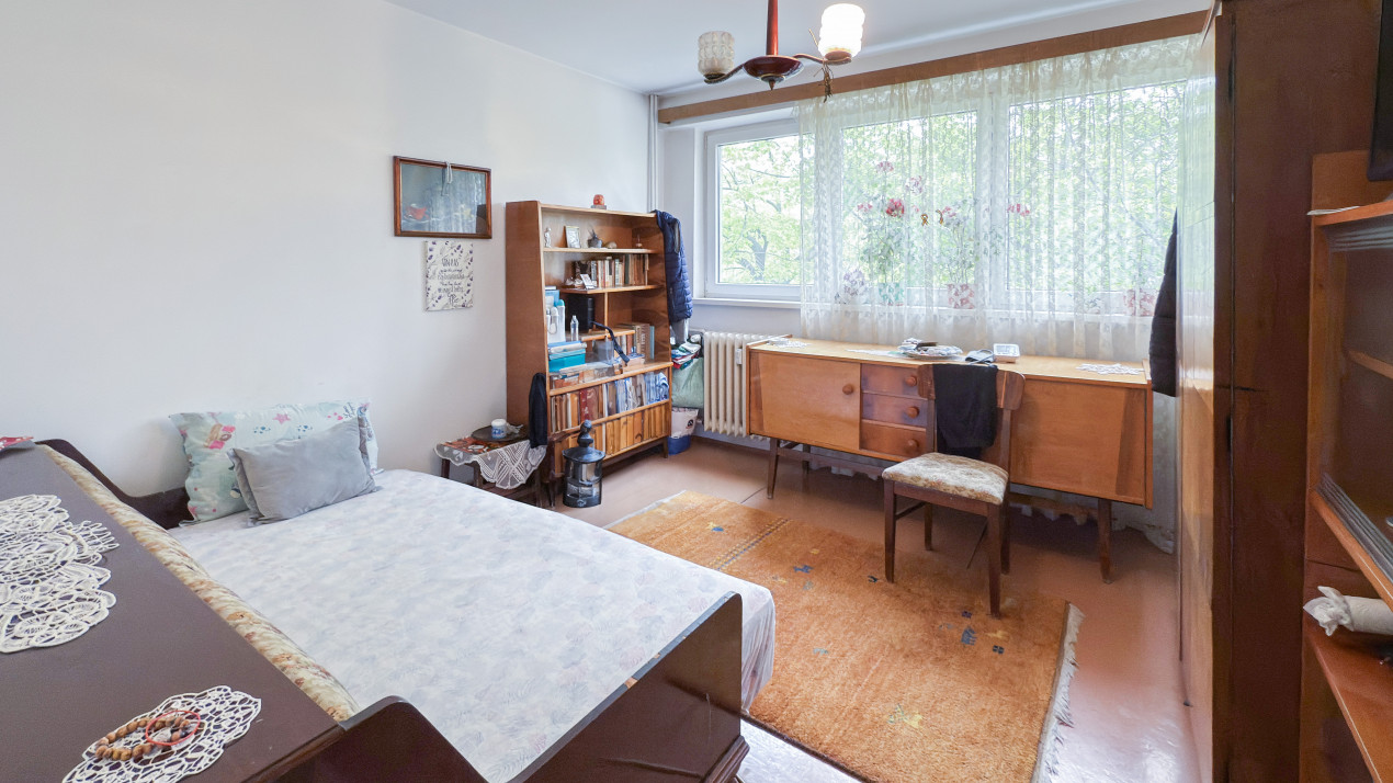 Apartament 2 camere, decomandat, etaj 3/4,- poziție deosebită 