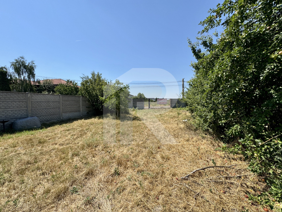 DOMNESTI , TEREN 698 MP, DESCHIDERE 17,19 MP, IMPREJMUIT CU GARD