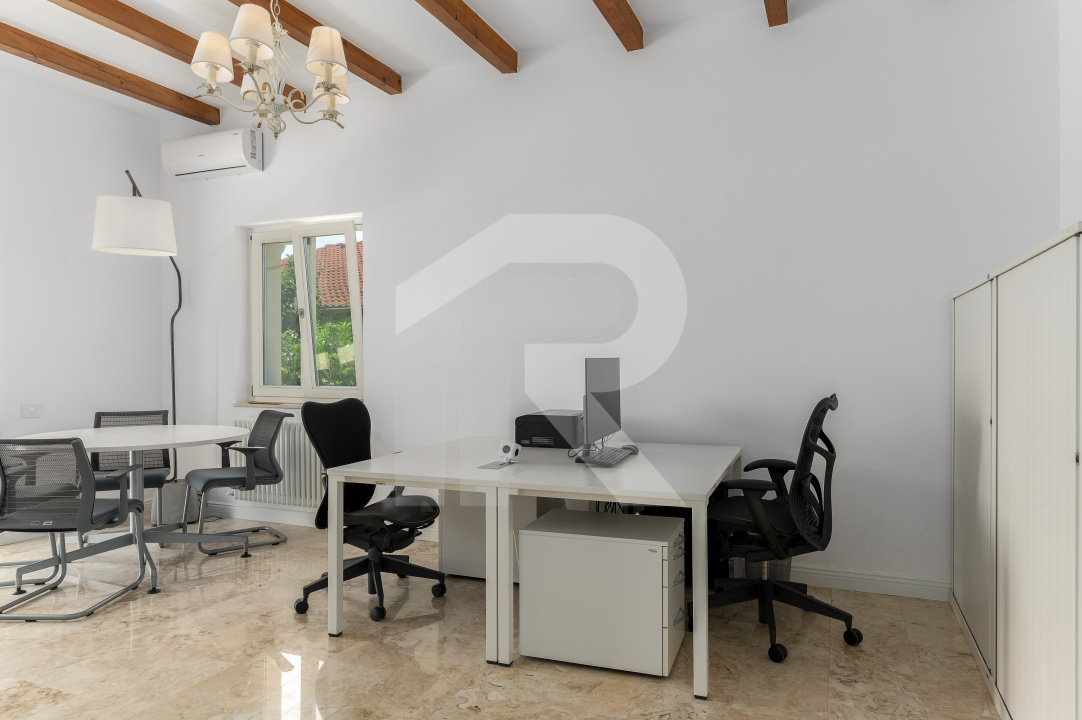 Vilă elegantă cu piscină și ieșire la Lac – Căciulați, Balotești